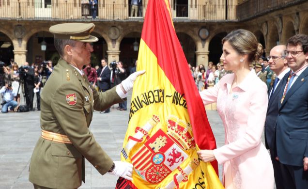 Su Majestad la Reina entrega la nueva bandera al coronel jefe del Regimiento