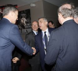 Su Majestad el Rey recibe el saludo del presidente de la Real Federación Española de Fútbol, Ángel María Villar, a su llegada al Estadio Municipal de 