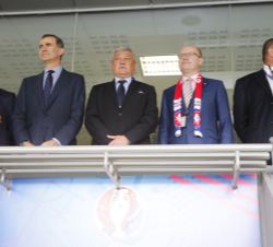 Su Majestad el Rey en el palco del Estadio Municipal de Toulouse, durante la interpretación de los himnos nacionales de Chequia y España