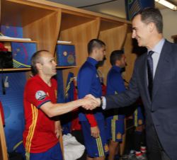 Su Majestad el Rey saluda a Andrés Iniesta, al término del partido