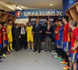 Su Majestad el Rey conversa con los jugadores de la selección nacional de fútbol tras la finalización del partido que les enfrentó a la República Chec