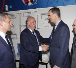 Don Felipe felicita a Vicente del Bosque, seleccionador nacional