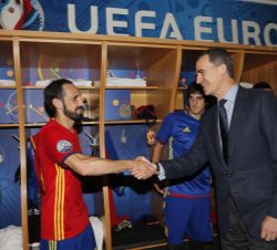 Don Felipe saluda a Juanfran, lateral derecho del combinado español