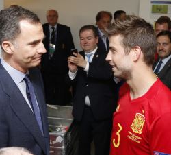 Su Majestad el Rey conversa con Gerard Piqué, autor del decisivo gol del partido de la UEFA Euro 2016, España-Chequia
