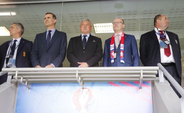 Su Majestad el Rey en el palco del Estadio Municipal de Toulouse, durante la interpretación de los himnos nacionales de Chequia y España