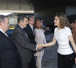 Su Majestad la Reina recibe el saludo del presidente de Telefónica España, Luis Miguel Gilpérez