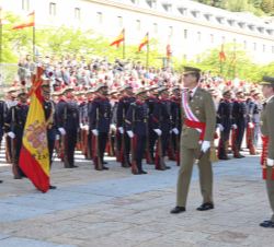 Su Majestad el Rey pasa revista a la agrupación de la Guardi Real que rinde Honores