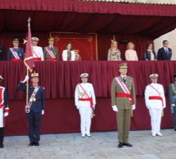 Vista de la Tribuna Real, antes de comenzar la imposición de condecoraciones correspondientes a ascensos y nuevos ingresos de Caballeros en la Real y 