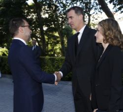 El embajador Costos recibe a Sus Majestades los Reyes a su llegada.