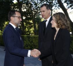 El embajador Costos recibe a Sus Majestades los Reyes a su llegada.