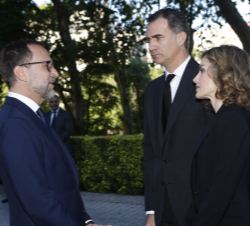 Sus Majestades los Reyes conversan con el embajador Costos.