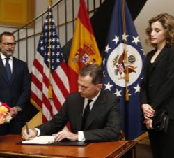Su Majestad el Rey firma en el Libro de Condolencias de la Embajada de los EE.UU. en España.
