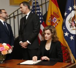 Su Majestad la Reina firma en el Libro de Condolencias de la Embajada de los EE.UU. en España.