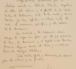 Inscripción de Su Majestad el Rey en en el Libro de Condolencias de la Embajada de los EE.UU. en España con la firma de Sus Majestades los Reyes.