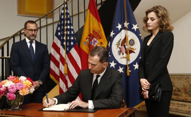 Su Majestad el Rey firma en el Libro de Condolencias de la Embajada de los EE.UU. en España.