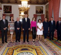 Fotografía de grupo de Sus Majestades los Reyes con los miembros de los Patronatos