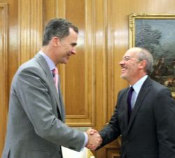 Su Majestad el Rey recibe el saludo de Stéphane Richard, consejero delegado de Orange