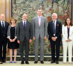 Su Majestad el Rey con la representación de directivos del Grupo Orange asistentes a la audiencia