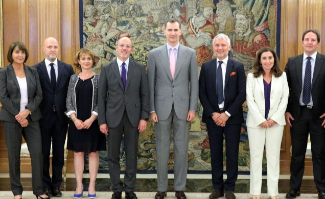 Su Majestad el Rey con la representación de directivos del Grupo Orange asistentes a la audiencia