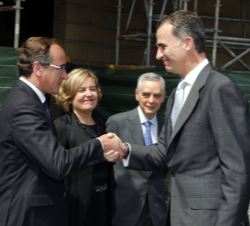 Su Majestad el Rey a su llegada al Teatro Arriaga, recibe el saludo del ministro en funciones de Sanidad, Servicios Sociales e Igualdad, en presencia 