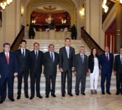 Fotografía de grupo de Su Majestad el Rey con las autoridades asistentes
