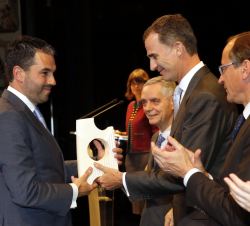 Su Majestad el Rey entrega el Premio en la modalidad de Personas a Jordi Albareda