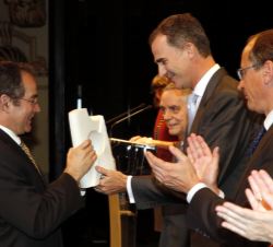 Su Majestad el Rey entrega el Premio en la modalidad de Instituciones a Martín Burt, fundador de la Fundación Paraguaya