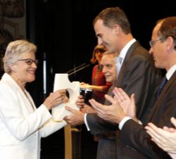 Su Majestad el Rey entrega el Premio en la modalidad de Personas "Ad Honorem" a Victoria Camps
