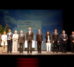 Fotografía de grupo de Su Majestad el Rey con los galardonados