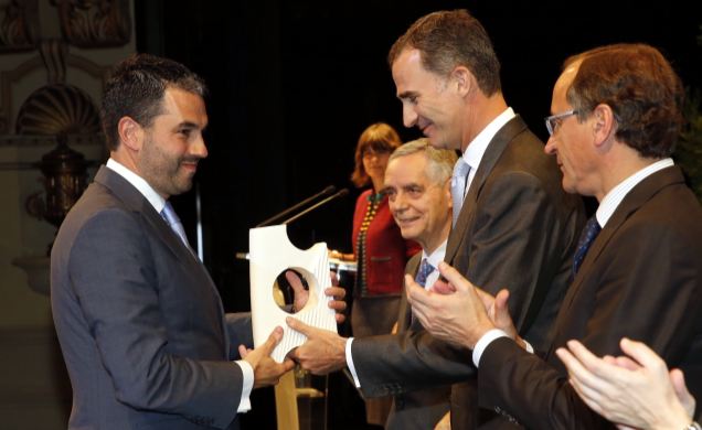 Su Majestad el Rey entrega el Premio en la modalidad de Personas a Jordi Albareda