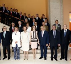Doña Letizia y Doña Sofía, con los patronos de la Fundación de Ayuda contra la Drogadicción