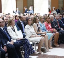 Doña Letizia y Doña Sofía, en la primera fila de asientos, junto a las personalidades asistentes