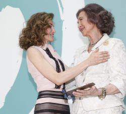 Su Majestad la Reina entrega a Su Majestad la Reina Doña Sofía un reconocimiento por su labor en la FAD