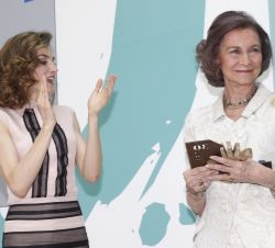 Doña Sofía recibe el aplauso de Doña Letizia y de los asistentes tras recibir un reconocimiento por su labor en la FAD