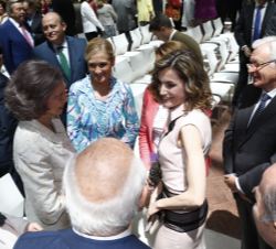 Doña Letizia y Doña Sofía conversan con las personalidades asistentes tras finalizar el acto