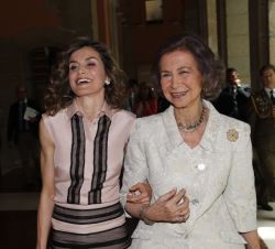 Doña Letizia y Doña Sofía, tras finalizar el acto