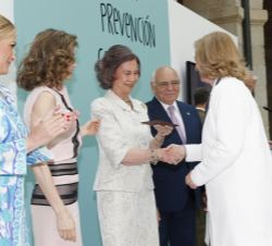 Catalina Luca de Tena, presidenta y editora de ABC, recibe un reconocimiento y el saludo de Doña Letizia y Doña Sofía por el apoyo del Grupo Vocento a