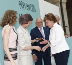 Pilar de Yarza, presidenta del Grupo Heraldo, recibe un reconocimiento y el saludo de Doña Letizia y Doña Sofía por el apoyo del Grupo Heraldo a la FA