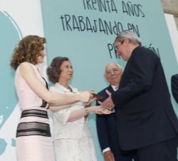 Alejandro Echevarría, presidente de la Unión de Televisiones Comerciales Asociadas (UTECA), recibe un reconocimiento y el saludo de Doña Letizia y Doñ