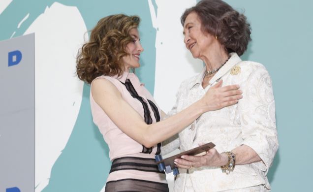 Su Majestad la Reina entrega a Su Majestad la Reina Doña Sofía un reconocimiento por su labor en la FAD