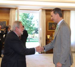 Su Majestad el Rey recibe el saludo del secretario de Estado de Administraciones Públicas, Antonio Beteta Barreda
