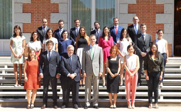Su Majestad el Rey junto a la XLIX Promoción del Cuerpo Superior de Administradores Civiles del Estado (CSACE)