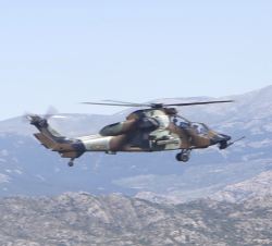 Helicóptero Tigre dando escolta de honor a Su Majetad el Rey