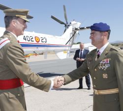 Su Majestad el Rey es recibido por el 2º jefe de la FAMET, coronel José Enrique Torres