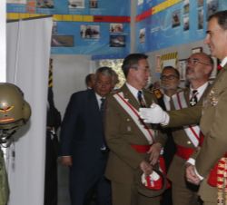 Su Majestad el Rey durante su recorrido por la exposición con motivo del 50 aniversario de la FAMET