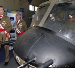 Su Majestad el Rey durante su recorrido por la exposición con motivo del 50 aniversario de la FAMET