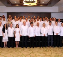 Fotografía de grupo de Su Majestad el Rey Don Juan Carlos con una representación del equipo del Grupo Sacyr que ha participado en la ampliación del Ca