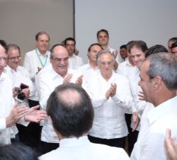 Su Majestad el Rey Don Juan Carlos durante la audiencia a una representación del equipo del Grupo Sacyr que ha participado en la ampliación del Canal 