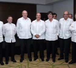Don Juan Carlos con los directores del proyecto del tercer juego de esclusas, José Peláez y Bernardo González; el representante de Sacyr en Gupc, Fern