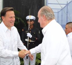 Su Majestad el Rey Don Juan Carlos recibe el saludo del Presidente de la República de Panamá, Juan Carlos Varela, a su llegada a las esclusas de Cocol
